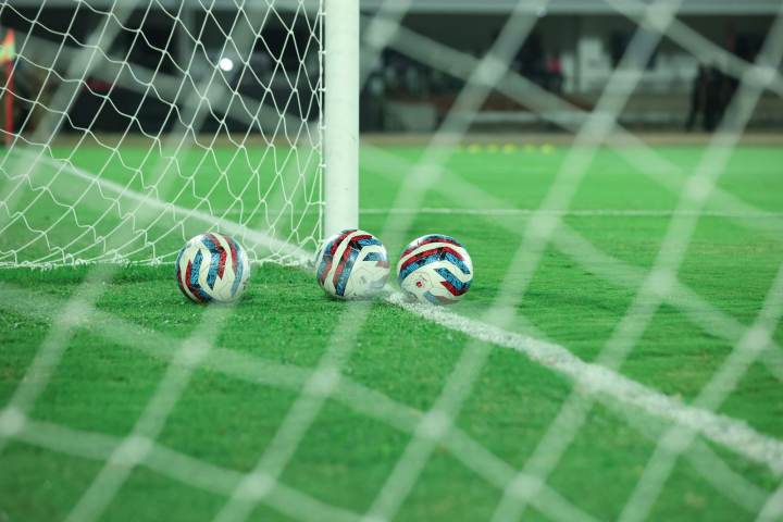 泰山压顶！高高跃起头球破门，收获国家队生涯首球，谢文能送助攻